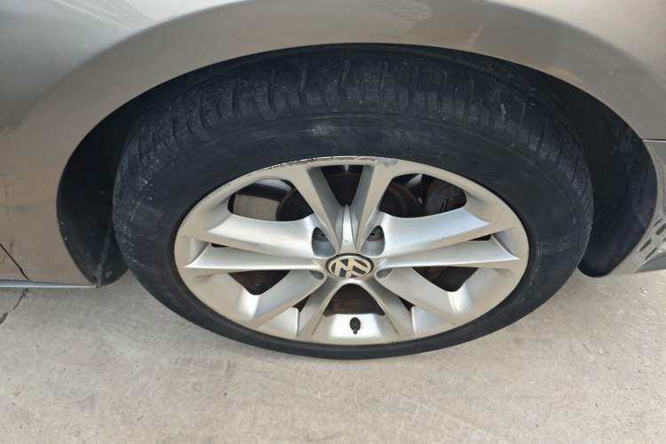Used Volkswagen CC 2009 3.6 FSI Top-Trim Version Right Front Wheel Hub