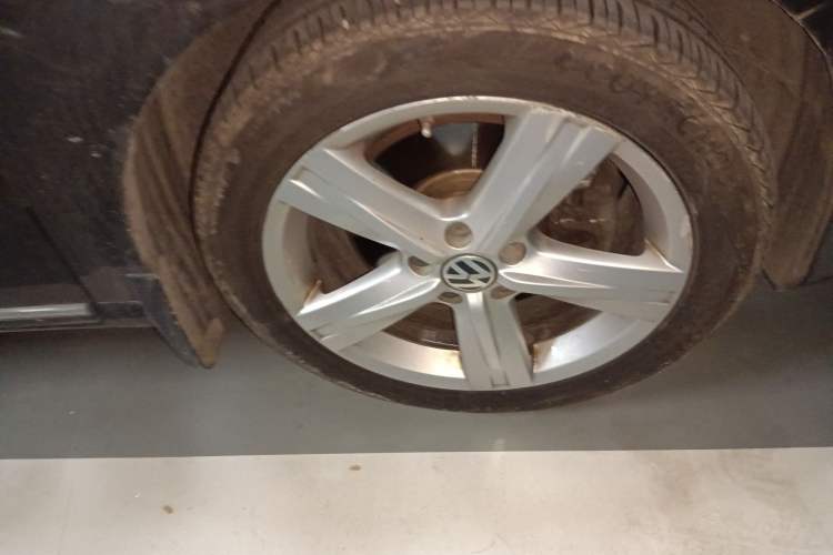 Used Volkswagen Magotan 2015 1.8TSI Prestige Model Right Front Wheel Hub