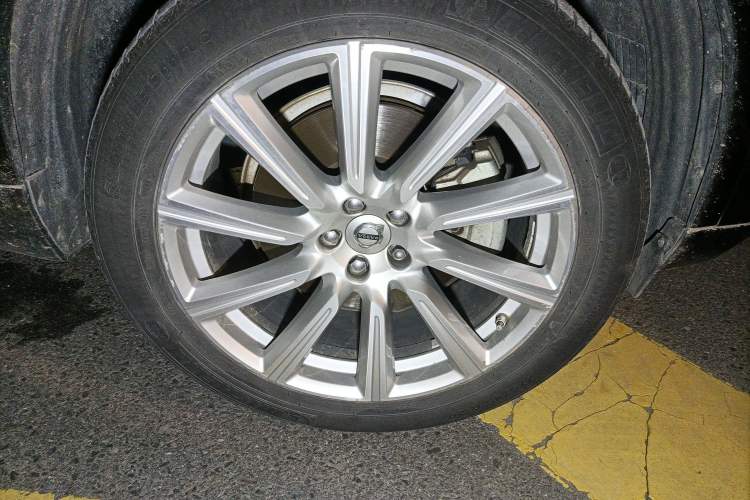 Used Volvo XC90 2017 T6 Prestige 7-Seater Right Front Wheel Hub