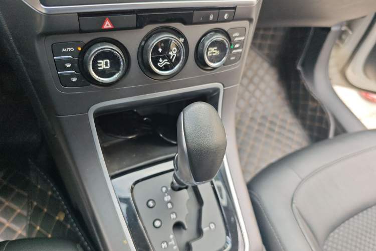 Used Citroen C4 Sega 2016 1.6L Automatic Luxury Model Gear Lever