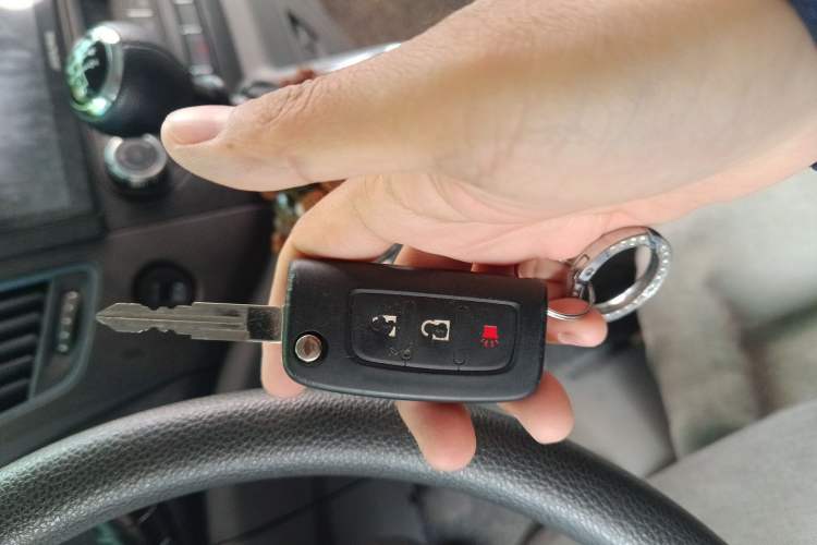 Used Foton Toano 2023 Urban Edition Van 2.0T Manual Short Wheelbase Mid-Height Roof Rear Single Tire 3-Seater Vehicle Key