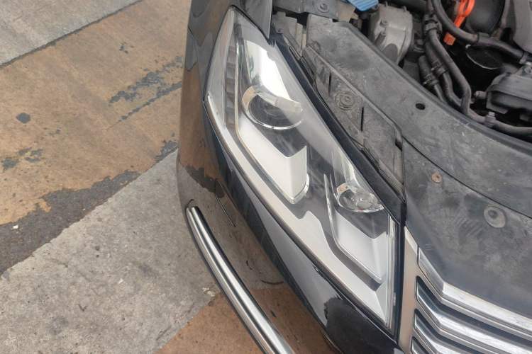 Used Volkswagen Magotan 2012 Revised 1.8TSI Luxury Version Right Front Headlight