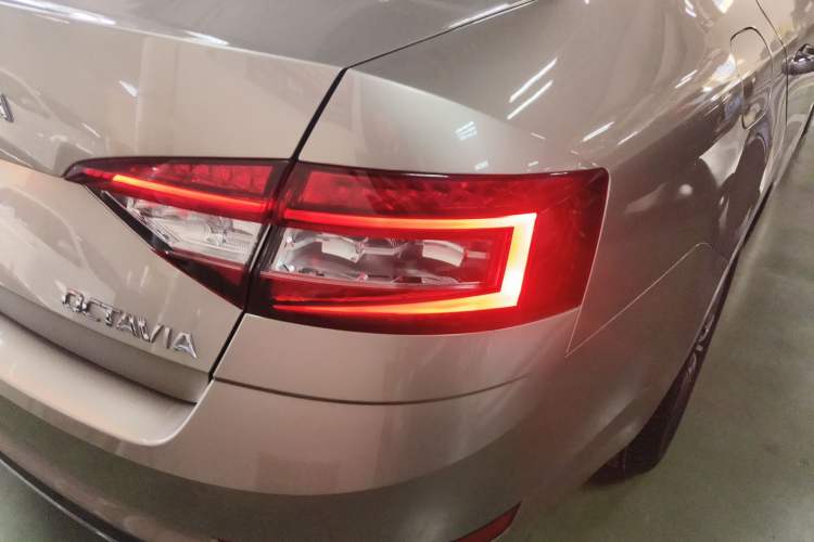 Used Skoda Octavia 2019 1.5L Automatic SmartDrive Comfort Edition China VI Standard