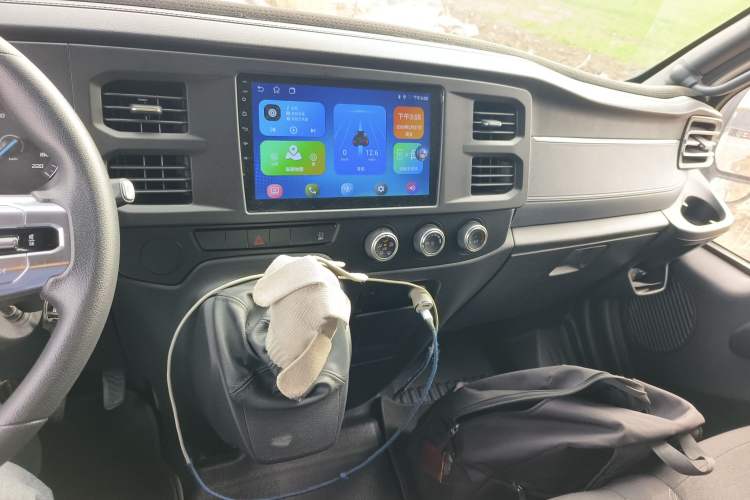 Used JMC Fushun 2023 2.0T Manual Mid-Drive Mid-Roof Commercial Multi-Purpose 7-Seater Passenger Vehicle Audio And AC Panel