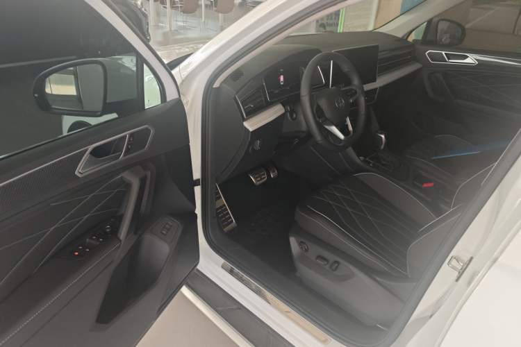 Used Volkswagen Tiguan L 2024 Outstanding Model 330TSI Automatic Two-Wheel Drive R-Line Dragon Glory Edition
