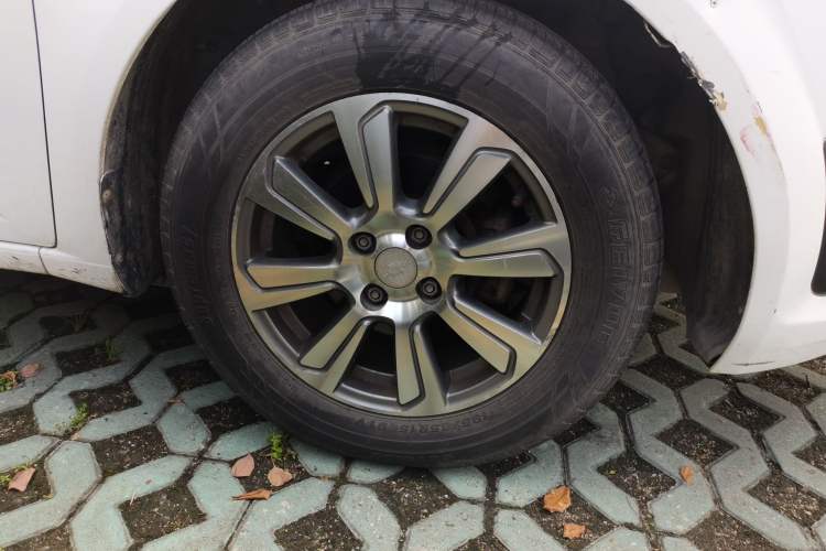 Used Chevrolet Aveo Sonic 2014 Sedan 1.4 SL MT Comfort Edition Right Front Wheel Hub