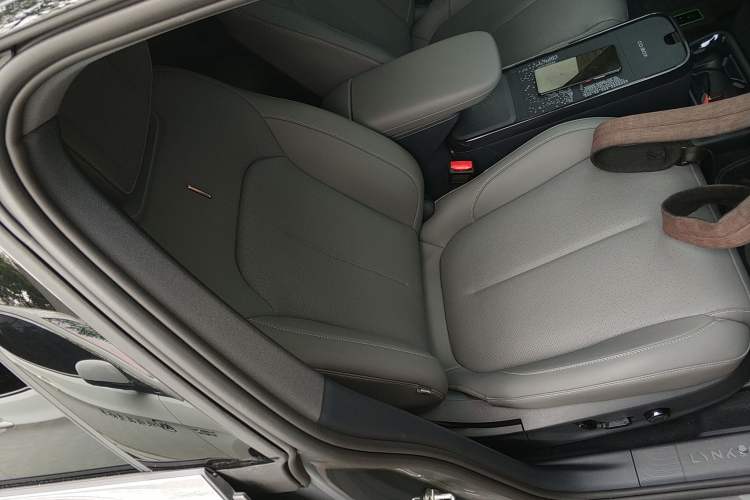 Used Lynk & Co Z20 2025 530 km Range Rear-Wheel Drive Max Right Front Seat