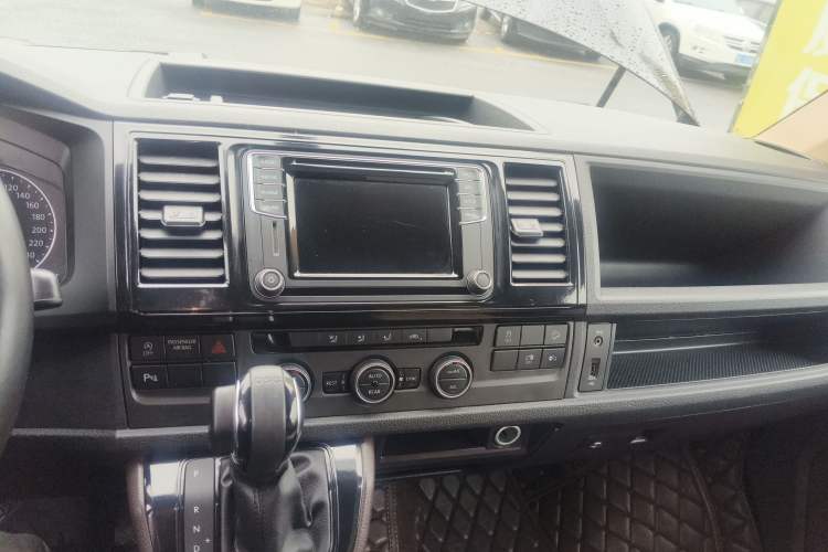 Used Volkswagen Caravelle 2018 2.0 TSI 4x4 Luxury Edition 7-Seater Audio And AC Panel