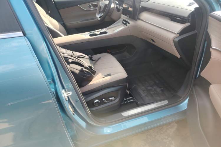 Used Chery Tiggo 8 PLUS C-DM 2025 1.5T 116 km Prestige Version 5 Seats
