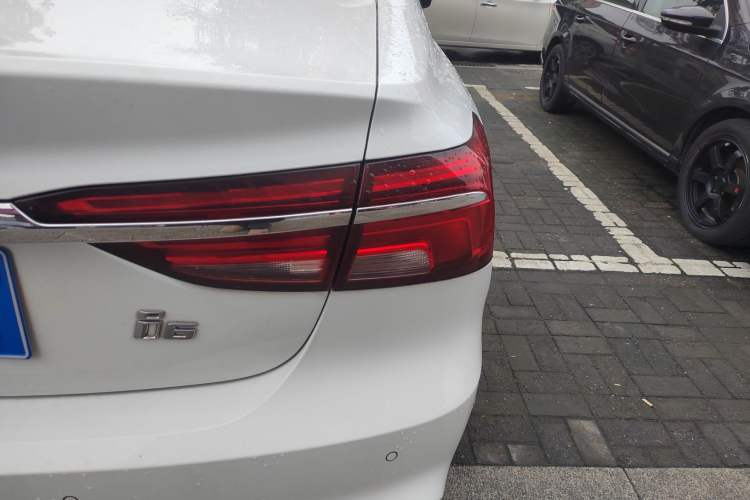 Used Roewe i6 2020 PLUS 1.6L CVT 4G Connected Glory Flagship Edition
