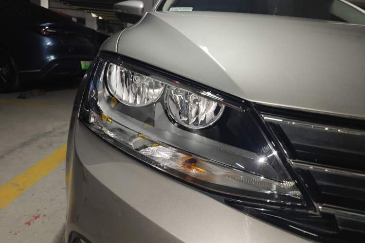 Used Volkswagen Sagitar 2015 1.6L Automatic Fashion Model
