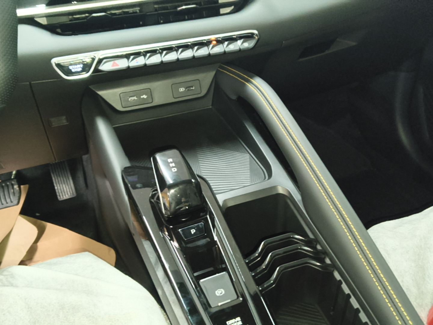 Geely Auto Coolray 2025 Bin Yue L 1.5TD DCT Beyond Edition — снимка 16