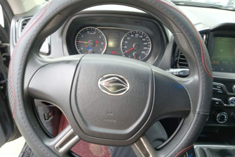 Used Land X8 2017 2.0T Gasoline 4x2 Luxury Edition Steering Wheel