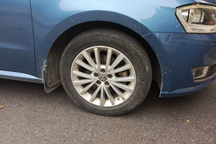 Used Volkswagen Lavida 2013 Revised Version 1.6L Automatic Luxury Edition Right Front Wheel Hub