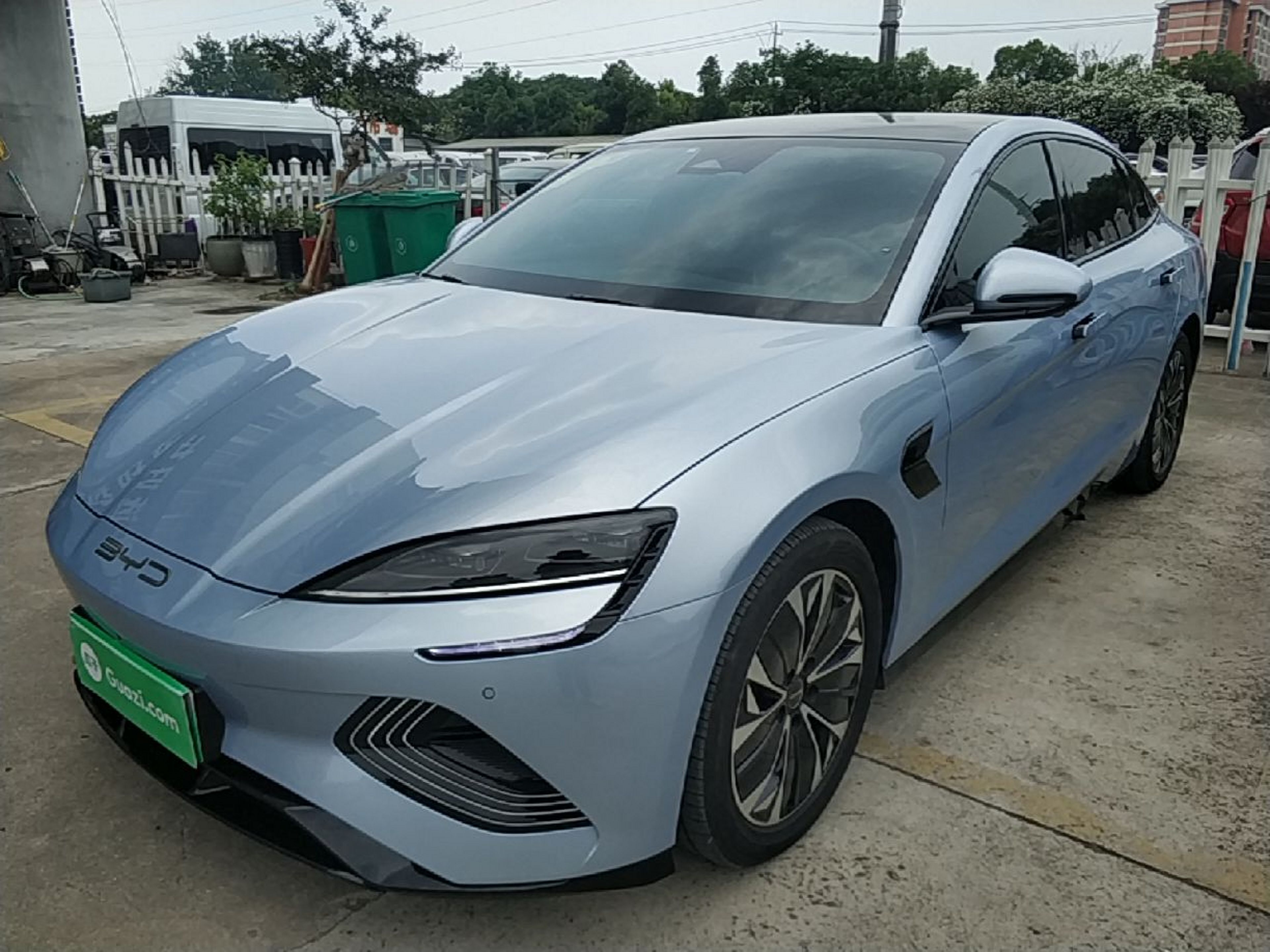 Под передней частью автомобиля