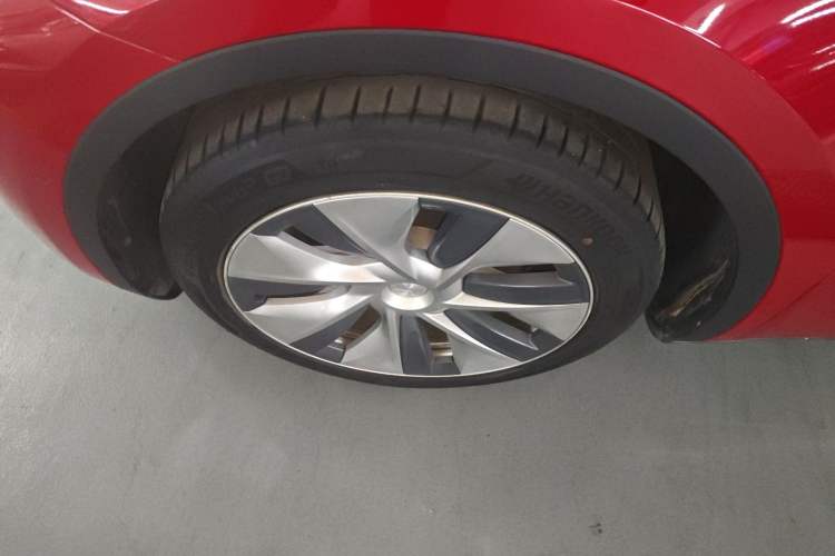 Used Tesla Model Y 2021 Standard Range Rear-Wheel Drive Version Left Front Wheel Hub