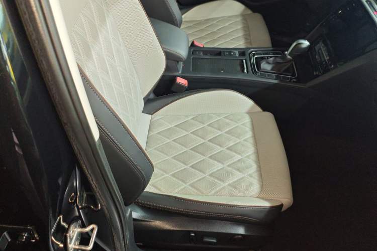 Used Volkswagen Magotan 2023 2 Million Units Commemorative Edition 330TSI DSG Luxury Version Right Front Seat