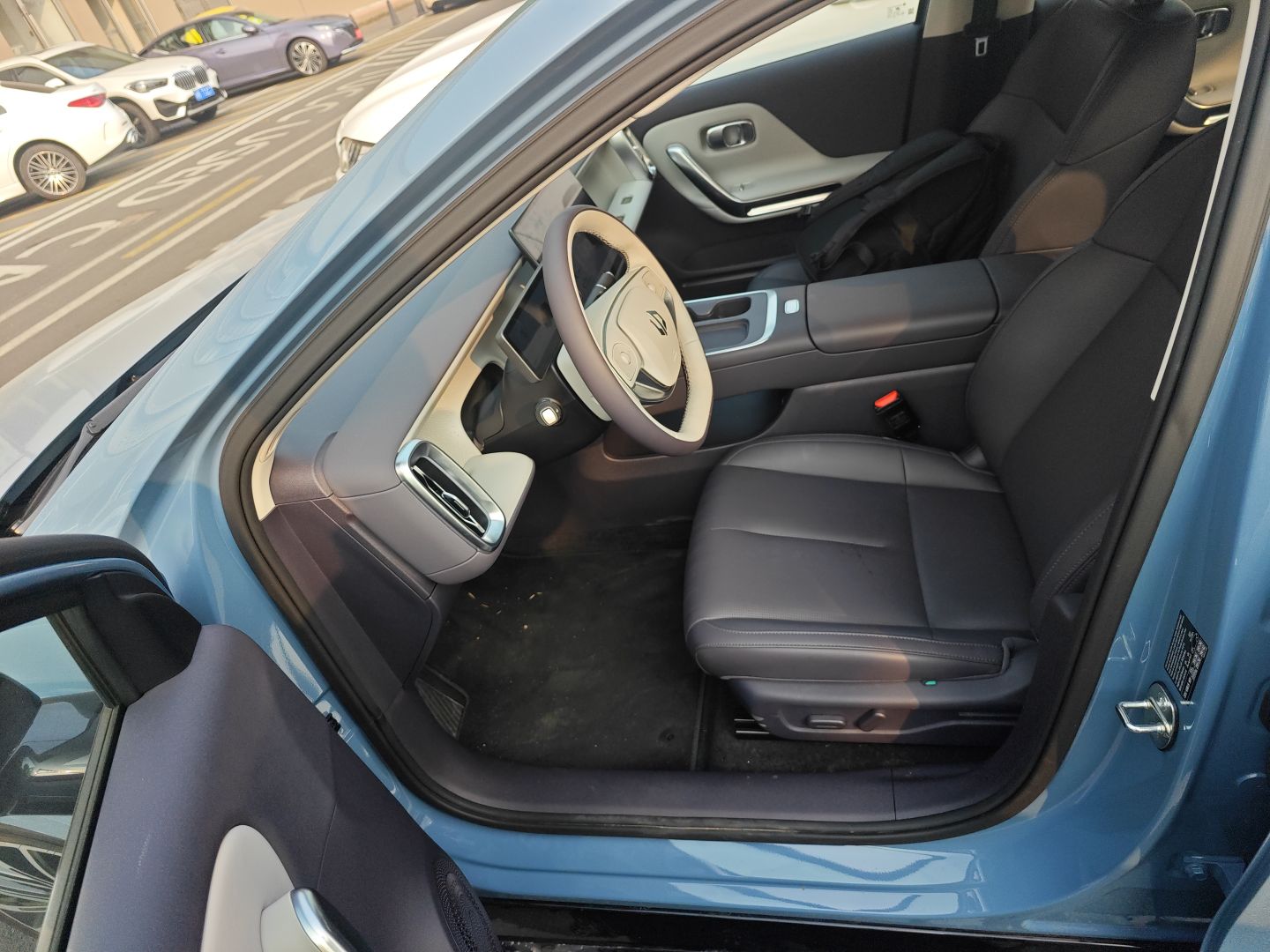 المقاعد الأمامية داخل السيارة