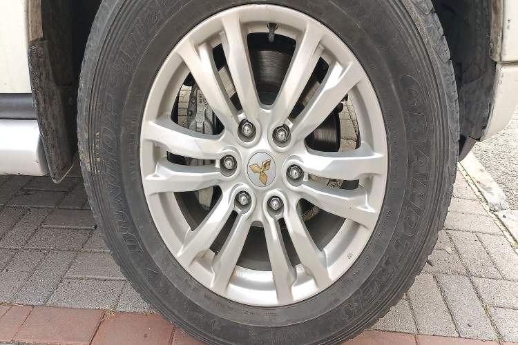 Used Mitsubishi Pajero Sport  Right Front Wheel Hub