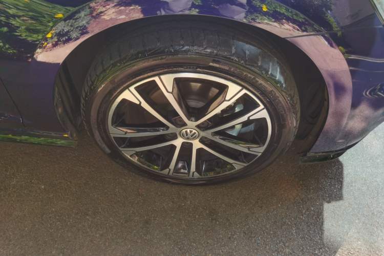 Used Volkswagen Golf 2018 280TSI Automatic R-Line Model Right Front Wheel Hub