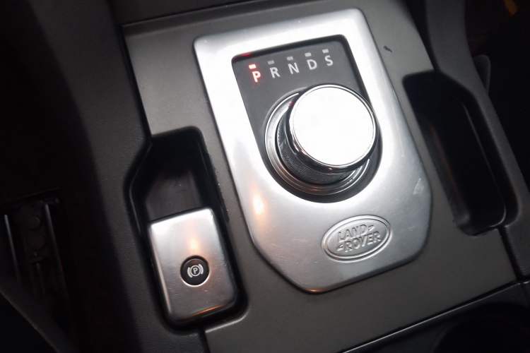 Used Land Rover Discovery 2015 3.0 SDV6 HSE Diesel Version Gear Lever