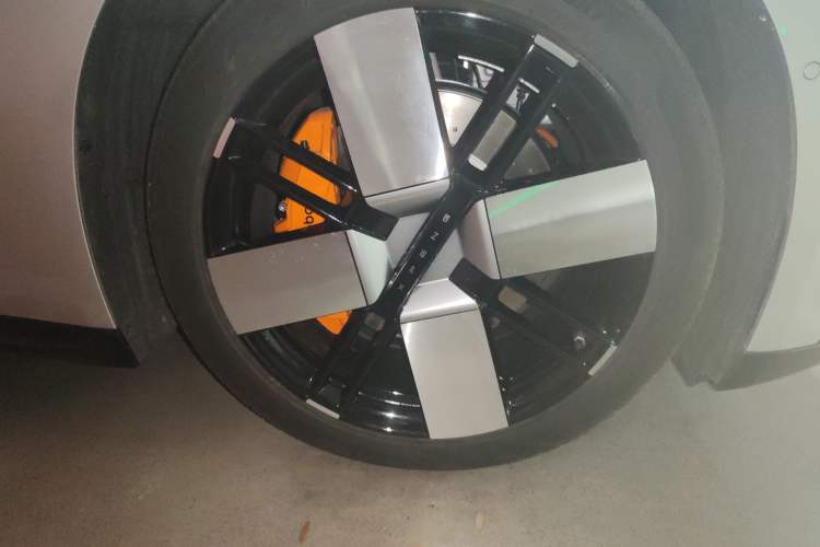 Used XPeng P7 2025 Model—750 All-Wheel-Drive High-Performance Ultra Right Front Wheel Hub