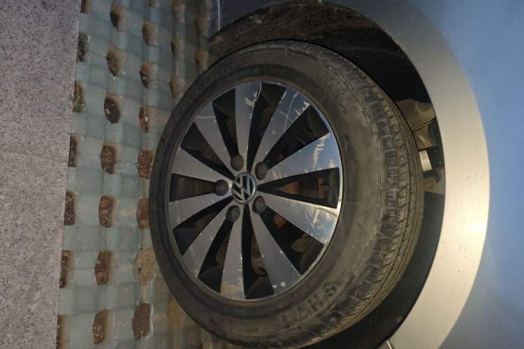 Used Volkswagen Sagitar 2018 1.6L Automatic Comfort Model Right Front Wheel Hub