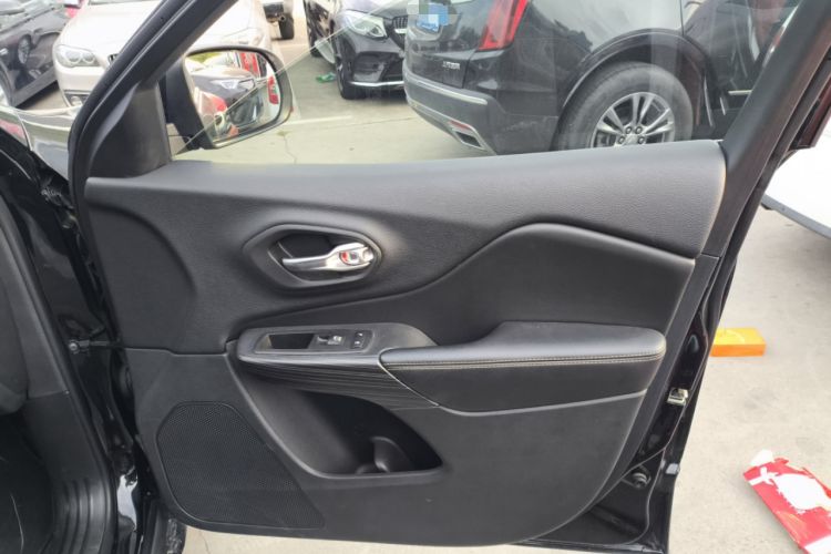 Used Jeep Cherokee 2017 2.0L Superior Edition