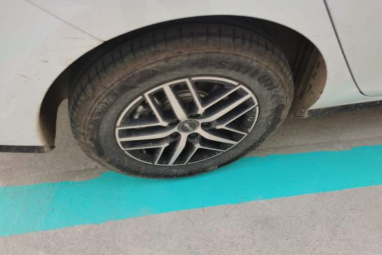 Used BYD Seal 05 DM-i 2025 DM-i Intelligent Drive 120KM Flagship Model Right Rear Wheel Hub