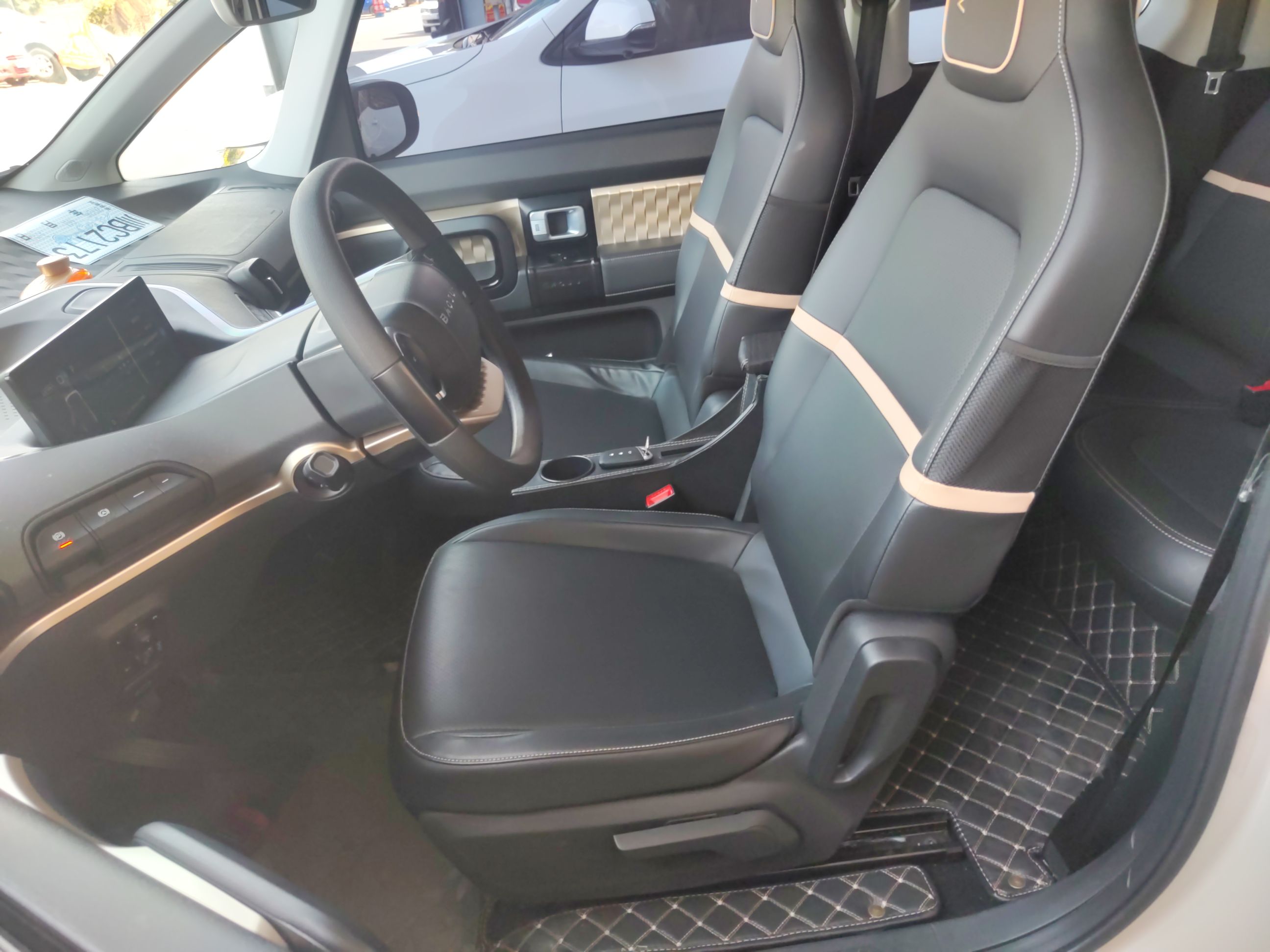 المقاعد الأمامية داخل السيارة