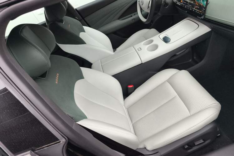 Used Nissan N7 2025 510 Air Right Front Seat