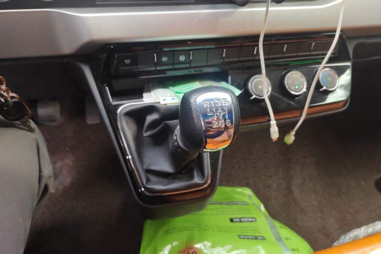 Used Dongfeng Yufeng 2023 V9+ 2.0T Manual Front-Wheel-Drive Multi-Function Mid-Roof Van with 7/8/9 Seats
