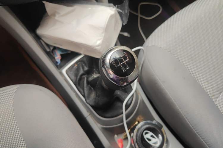 Used Hyundai Verna (older generation) 2010 Sedan 1.4L Manual Standard GL Model Gear Lever