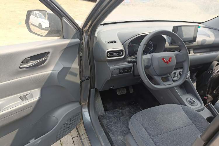 Used Wuling Hongguang New Energy 2024 All-Electric Model 300KM Standard Version Driver Seat