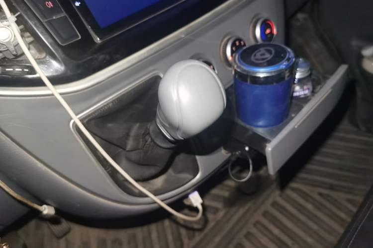 Used SAIC MAXUS Xintu V80 2021 2.0T Manual Classic Aoyuntong Long Wheelbase Mid-Roof 6/7/8/9-Seater Gear Lever