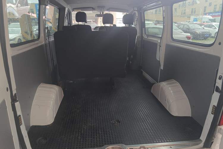 Used SAIC MAXUS Xintu V80 2023 2.0T AMT Classic Aoyuntong Short Wheelbase Ultra-Low Roof 5/6-Seater Trunk