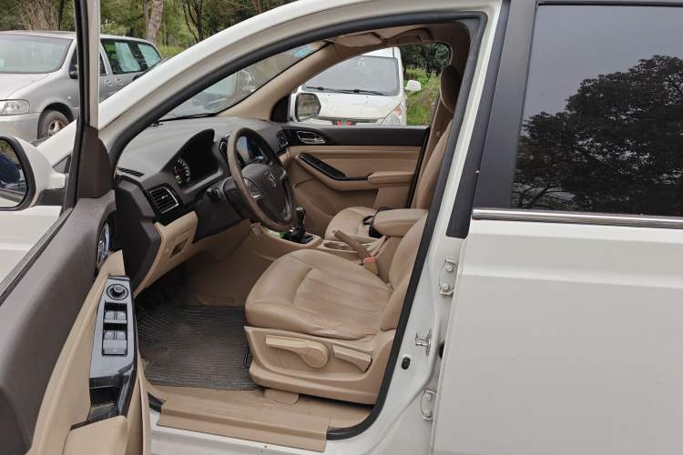 Used Baojun 730 2014 1.5L manual Comfort version 7 seats

