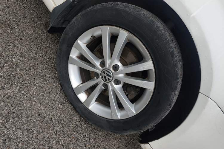 Used Volkswagen Sagitar 2011 1.6L Automatic Comfort Edition Right Front Wheel Hub