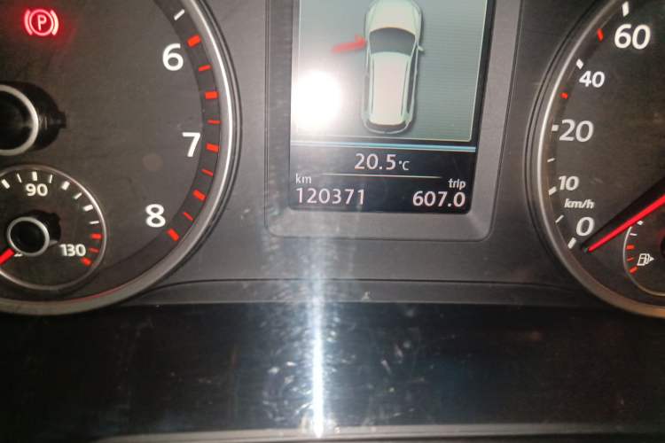 Used Volkswagen Tiguan 2013 1.8TSI Automatic Two-Wheel Drive Luxury Model Odometer Close Up