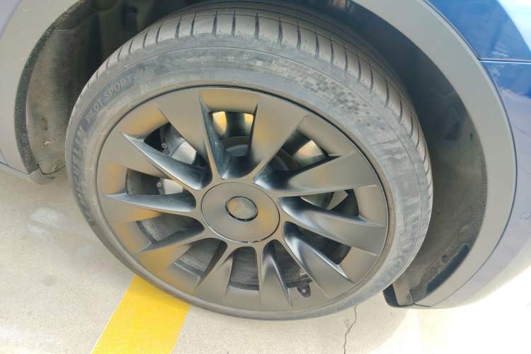 Used Tesla Model Y 2021 Long-Range All-Wheel-Drive Version Right Front Wheel Hub