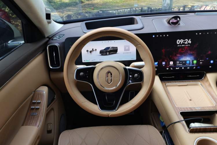 Used Hima AITO M8 2025 Extended-Range Max Version 37 kWh 5-Seater Steering Wheel