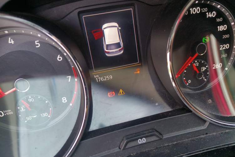 Used Volkswagen Tiguan L 2017 330TSI Automatic Two-Wheel Drive Luxury Edition Odometer Close Up