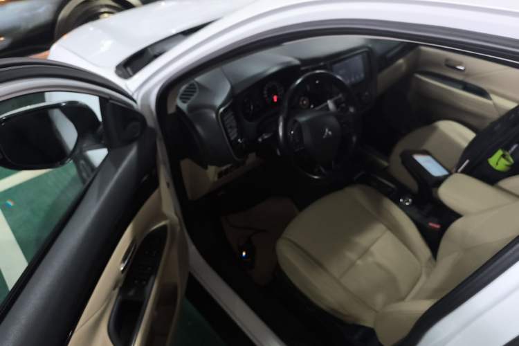 Used Mitsubishi Outlander 2016 2.4L 4x4 Elite Edition 5 Seats Driver Seat