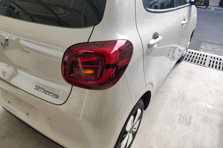 Used Wuling Hongguang MINIEV 2025 Four-Door Version Advanced Edition Right Rear Taillight