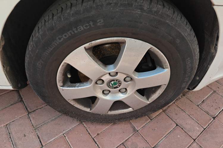 Used Skoda Octavia 2013 1.6L Manual Yijie Edition Right Front Wheel Hub