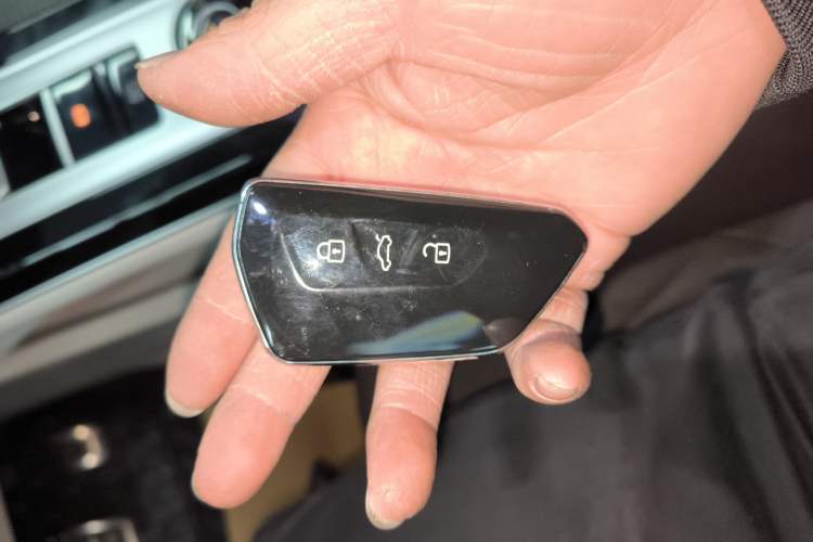 Used Volkswagen Tavendor 2023 380TSI Four-Wheel Drive R-Line Cruise Edition Vehicle Key