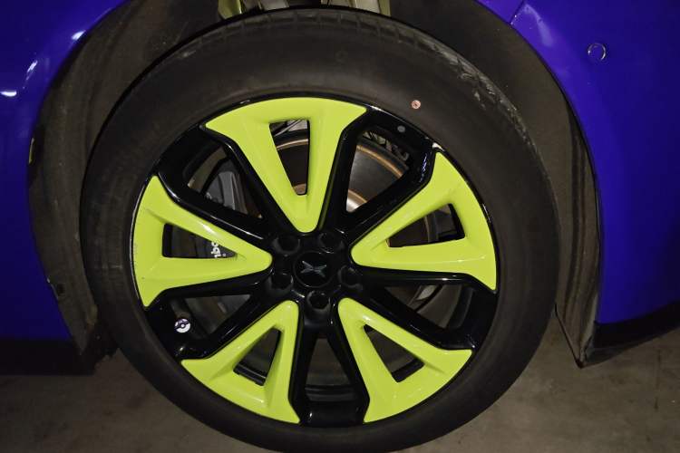 Used XPeng P7 2021 670E Pengyi Edition Right Front Wheel Hub