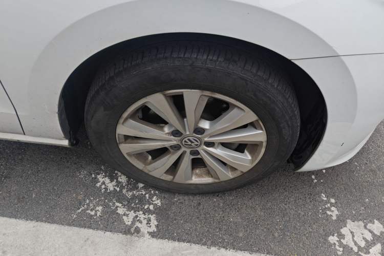 Used Volkswagen Golf Sportsvan 2016 230TSI Automatic Trend Edition Right Front Wheel Hub