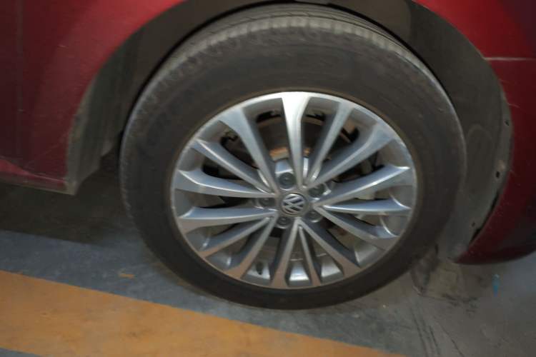 Used Volkswagen Lavida 2015 1.6L Automatic Luxury Edition Right Front Wheel Hub