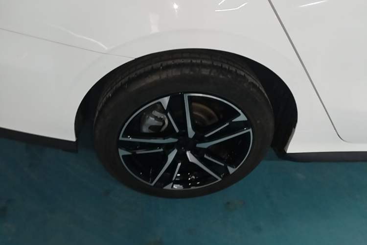 Used Geely Auto Binray 2024 Binrui COOL 1.5T DCT Champion Edition Right Rear Wheel Hub